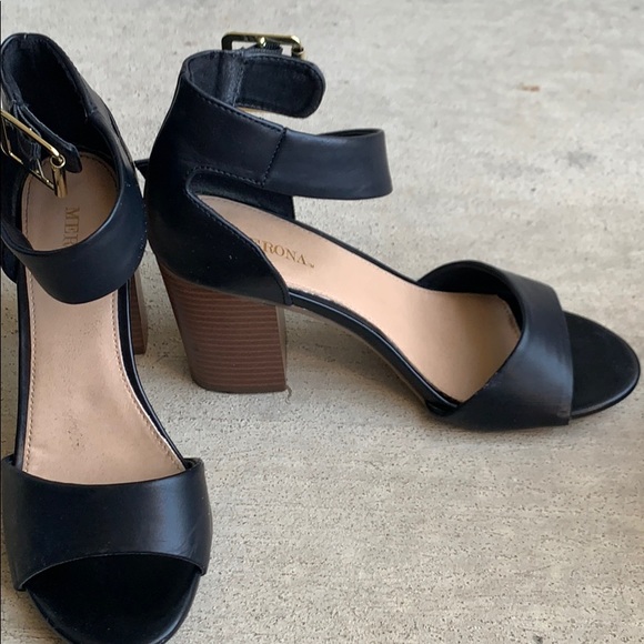 A pair of buckle black heels - Picture 2 of 3